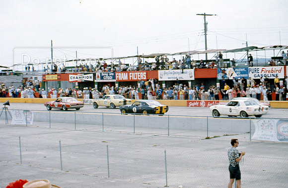 The start of the Sebring 4 Hours 1967 Parnelli Jones, Jerry Titus, Mark Donohue, Paul Jett